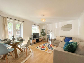 BEAUTIFUL WINDSOR 2 BED, PERFECT LOCATION, 5 Mins Walk to Centre, Free Parking, Legoland, Ascot